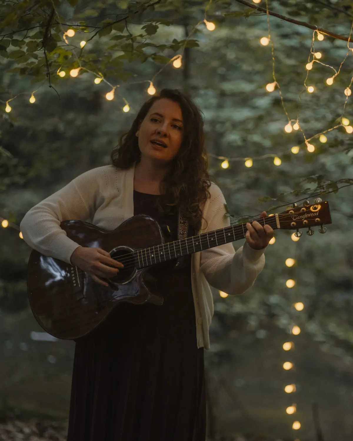 Corinna Böhm singt mit Gitarre in der Hand