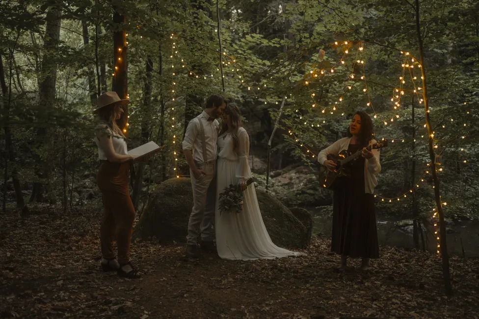 Corinna Böhm singt bei einer Trauung im Freien
